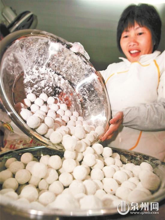 闽南传统元宵圆仍是手工滚制,以此保持“古早味”。 (张九强 摄) 闽南传统元宵圆仍是手工滚制,以此保持“古早味”。 (张九强 摄)