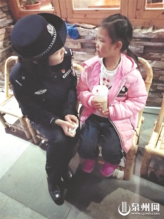 民警安慰与家人走散的女孩