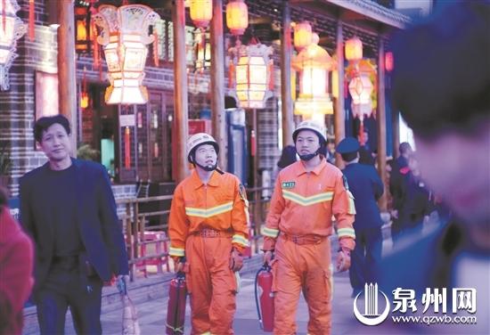 在中骏世界城展区，消防队员巡查防范火情。（陈起拓 摄）