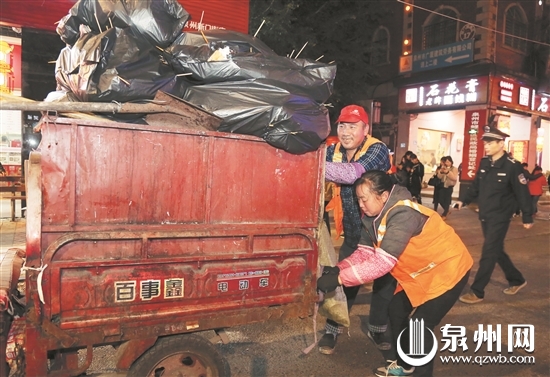 环卫工人在新门街展区清理垃圾（张九强 摄）