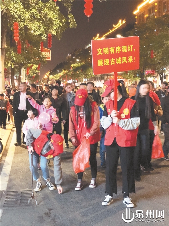新门街展区的志愿者