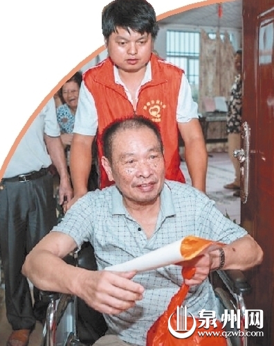 叶光明（推轮椅者）经常参加公益活动 