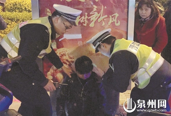 叶光明突然晕倒，晋江交警上前救助。 