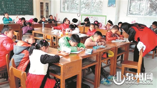 孩子们通过趣味课堂增长知识 