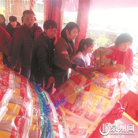 参加“乞龟”活动，为新年祈福。