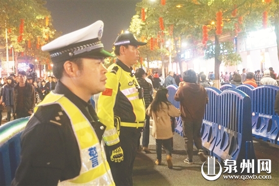灯会现场交警执勤 