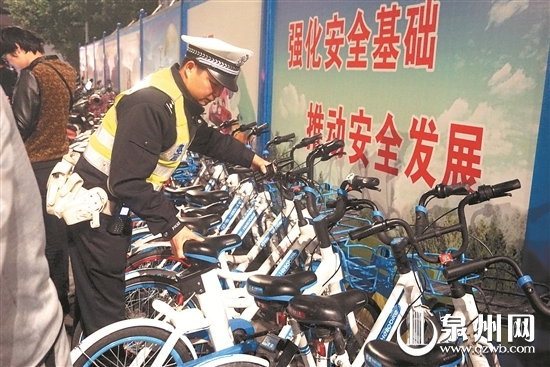 交警让共享单车有序停放 
