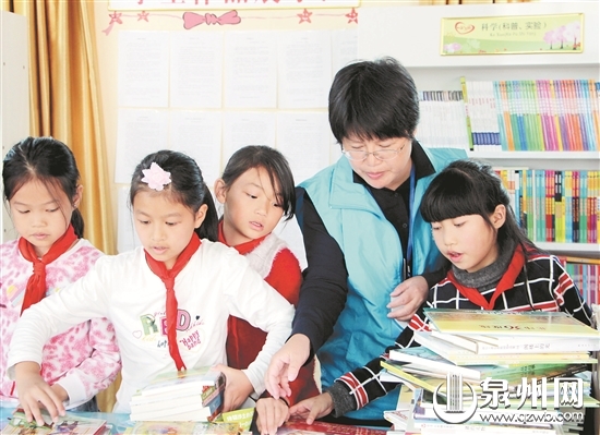 吴丽蓉（右二）帮助洛江一些山区学校建起了“图书角”（吴丽蓉 供图） 