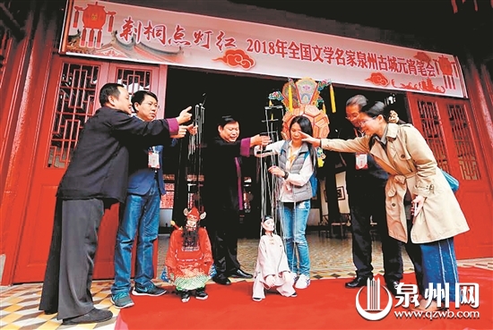 名家着迷于提线木偶表演