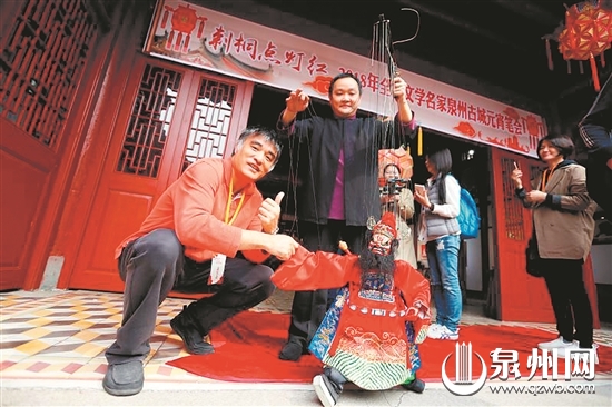 与自己喜爱的木偶合影