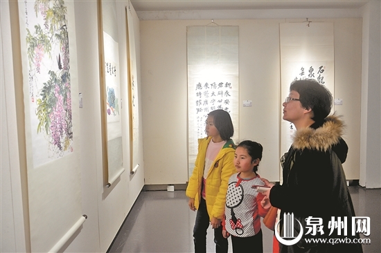 展览吸引了不少参观者 