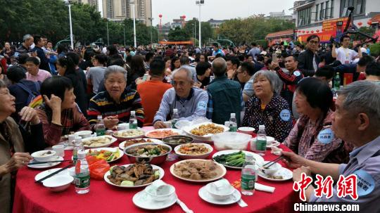 广东东莞麻涌镇大步村“万人围宴”。　张庆活 摄
