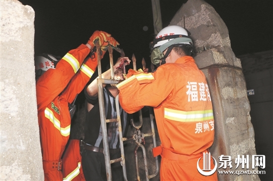 醉汉翻墙，手掌被刺穿，消防官兵破拆救援。