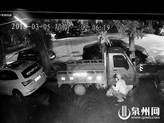 男子戴头盔偷三轮摩托车