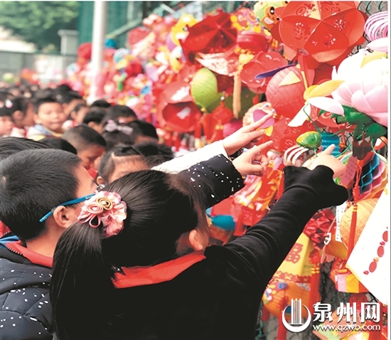 同学们欣赏着各式各样的花灯