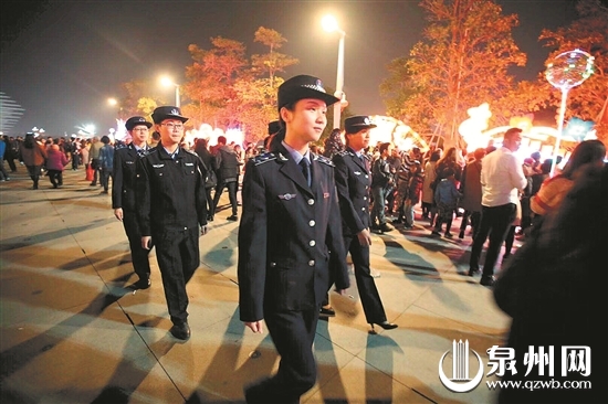 台商区行政执法分局女子中队在花灯展区巡逻