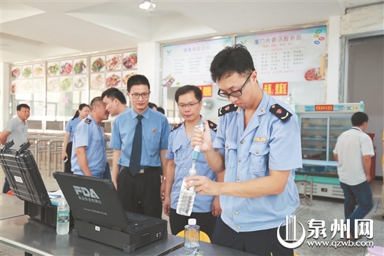 执法人员在学校食堂抽检食品原料