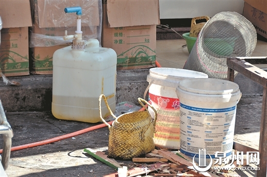 简陋的食用油桶