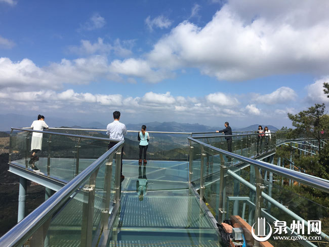 游客体验玻璃栈道