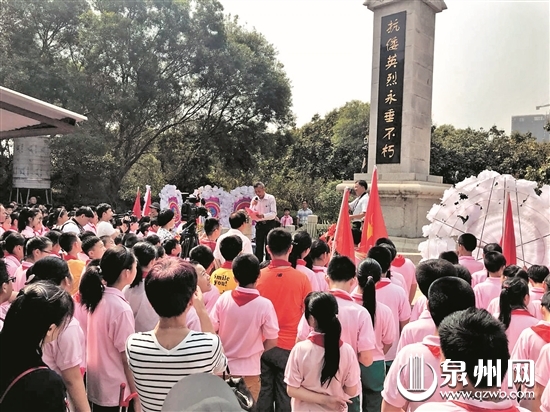 参加祭奠活动的师生聆听抗倭英烈事迹