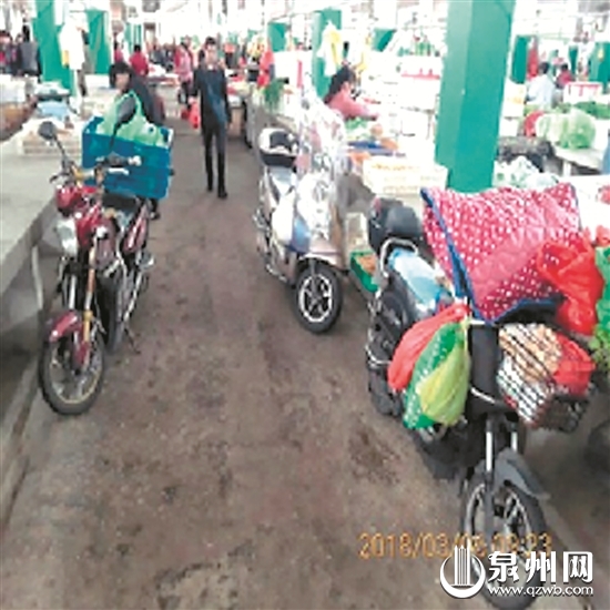 鲤城区石崎市场325号摊位前过道车辆乱停放