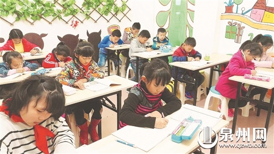 “爱邻舍”解决了孩子们课外学习和生活的大问题,为家长减轻负担。 “爱邻舍”解决了孩子们课外学习和生活的大问题,为家长减轻负担。