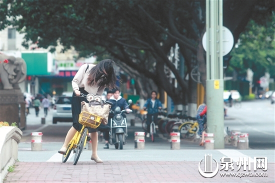 一骑车的美女在风中凌乱 