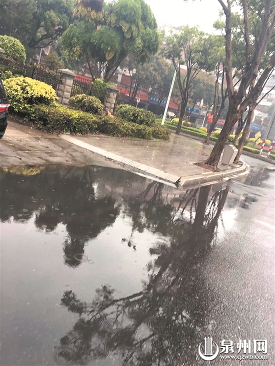 由于地势较低,江滨北路堤防大楼前的路段经常积水。 由于地势较低,江滨北路堤防大楼前的路段经常积水。