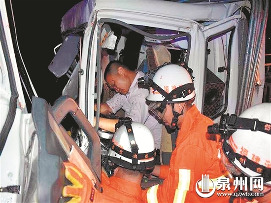 事发时苏建蓉被死死卡在驾驶室里，昏死过去。 