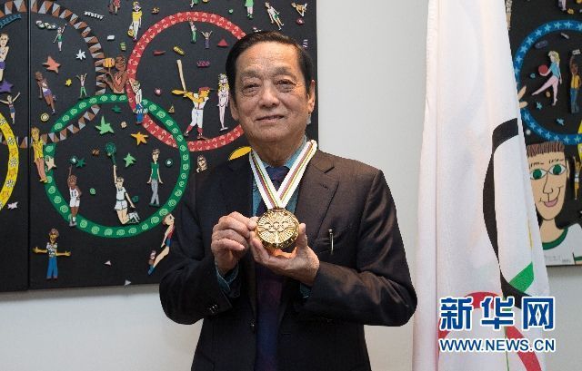韩美林展示获颁的“顾拜旦奖章”。新华社记者徐金泉摄