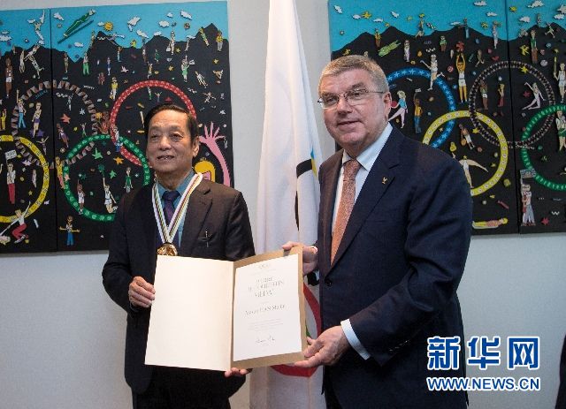 国际奥委会主席巴赫（右）向韩美林颁发“顾拜旦奖章”证书。新华社记者徐金泉摄