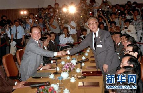 这是1993年4月27日“汪辜会谈”前汪道涵与辜振甫(右)握手。 新华社发