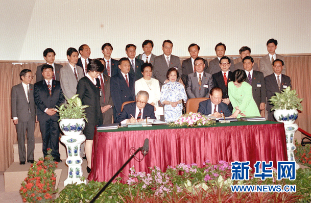 1993年4月29日，汪道涵与辜振甫在新加坡签署《汪辜会谈共同协议》。新华社记者刘建生摄