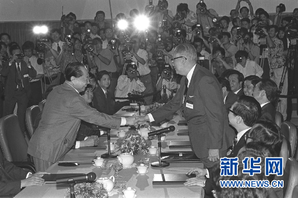 1993年4月27日，“汪辜会谈”前，汪道涵与辜振甫握手。新华社记者刘建生摄