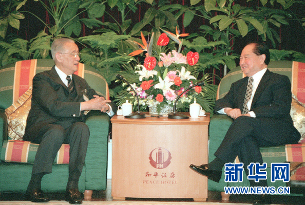 1998年10月14日，汪道涵在上海和平饭店会见辜振甫。新华社记者马占成摄