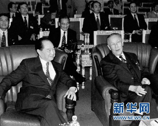 1998年10月15日，汪道涵和辜振甫在上海兰心大戏院观看京剧专场演出。新华社记者刘建生摄