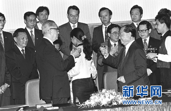 1993年4月29日，大陆海协会与台湾海基会在新加坡签署《汪辜会谈共同协议》等4个协议。汪道涵和辜振甫在协议上签字后，相互祝酒。 新华社记者刘建生摄