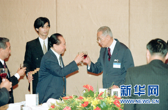 1998年10月15日，辜振甫在上海波特曼大酒店举行答谢宴会。这是汪道涵和辜振甫在宴会上。新华社记者张明摄