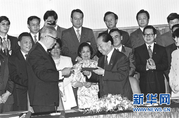 1993年4月29日，汪道涵与辜振甫在新加坡签署《汪辜会谈共同协议》等4个协议后，互赠签字笔。 新华社记者刘建生摄