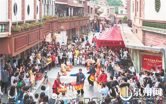 在市区金鱼巷举行的“古城匠艺市集”