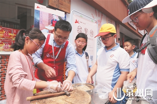 小朋友在元宵圆制作传承人的指导下制作元宵圆馅料 （林书修 摄） 