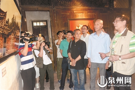 泉籍著名艺术家蔡国强走进漆画展，为家乡文化活动点赞。（记者陈智勇 通讯员吴有森 摄） 