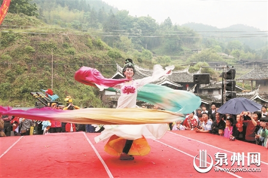 德化杨梅乡云溪村举办民俗文化旅游节，吸引众多周边县（市、区）游客前来参加。（徐艺星 摄） 