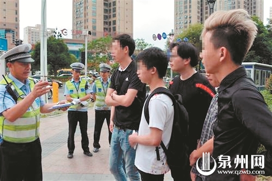 闯红灯的行人接受处罚 （晋交宣） 