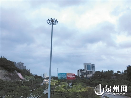 昨日傍晚近7时，泉州市区上空乌云密布。（王盼琛/摄） 