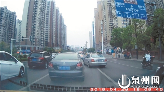 4月29日18时,晋江湖光路五店市灯控处,一小车违规变道。 4月29日18时,晋江湖光路五店市灯控处,一小车违规变道。