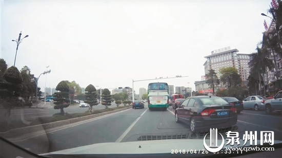 4月26日7时33分,晋江双龙路往陈埭方向宝龙酒店红绿灯处,黑色小车违反禁止标线行驶。 4月26日7时33分,晋江双龙路往陈埭方向宝龙酒店红绿灯处,黑色小车违反禁止标线行驶。