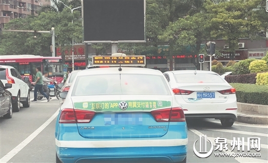 4月25日8时55分,泉州大桥进城方向三岔灯控路口,白色轿车违反禁止标线行驶。 4月25日8时55分,泉州大桥进城方向三岔灯控路口,白色轿车违反禁止标线行驶。