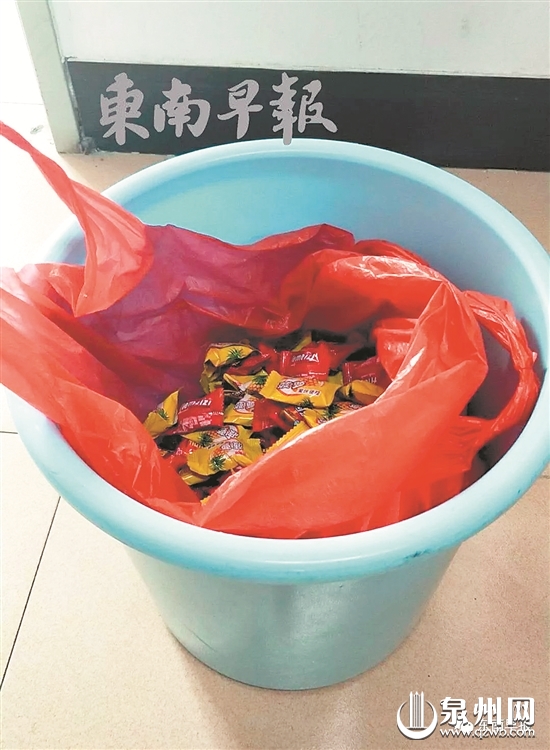 男子乞讨中使用的糖果
