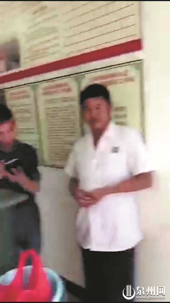 民警根据举报抓获的白衣男子，实为“发喜糖”变相乞讨者。